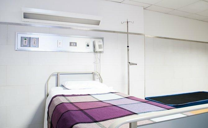 Uma cama de hospital