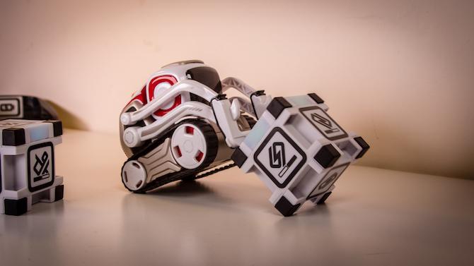 Este robô de brinquedo tem vida própria: Anki Cozmo Review Cozmo 15