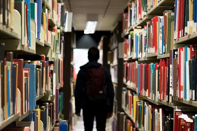 aluno em uma biblioteca