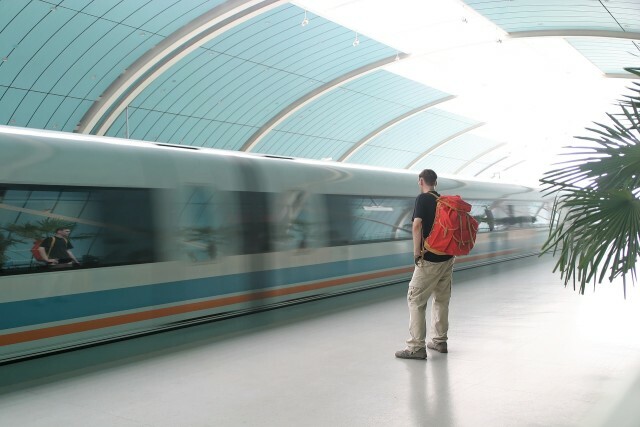 Homem esperando por um trem