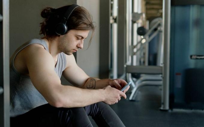 Homem com fones de ouvido usando seu smartphone