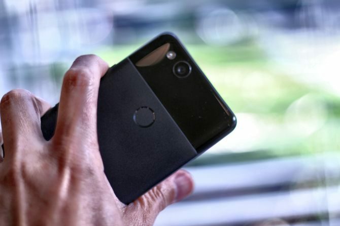 Revisão do Google Pixel 2: este é o melhor smartphone de todos os tempos? google pixel 2 segurando na mão 670x447