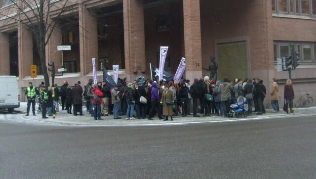 Protestando contra o julgamento em Estocolmo