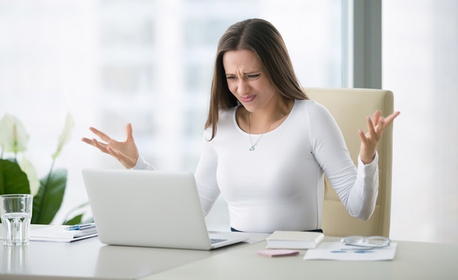 Como reparar arquivos AVI quebrados que não tocam na mesa da mulher