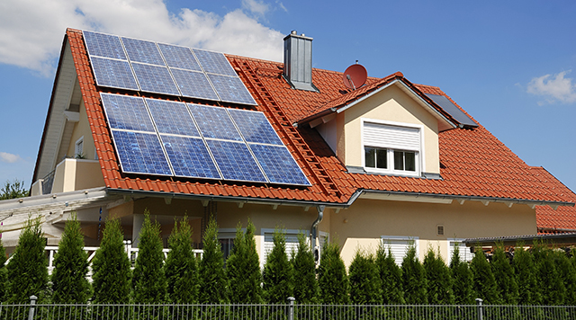 Painéis solares no telhado de uma casa