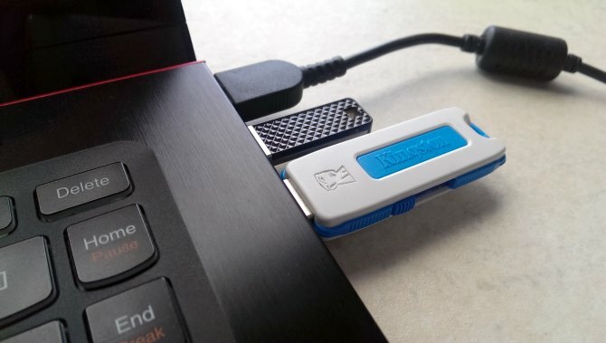 Unidade USB Kingston conectada ao laptop