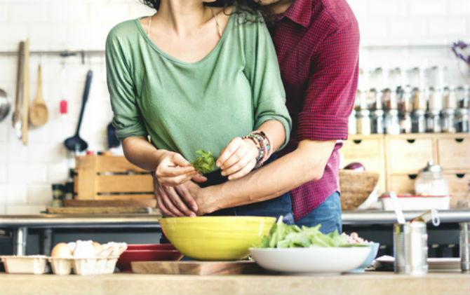 Casal cozinhando juntos