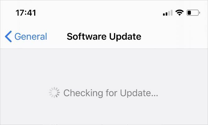 Verificando atualizações de software para iOS nas configurações do iPhone