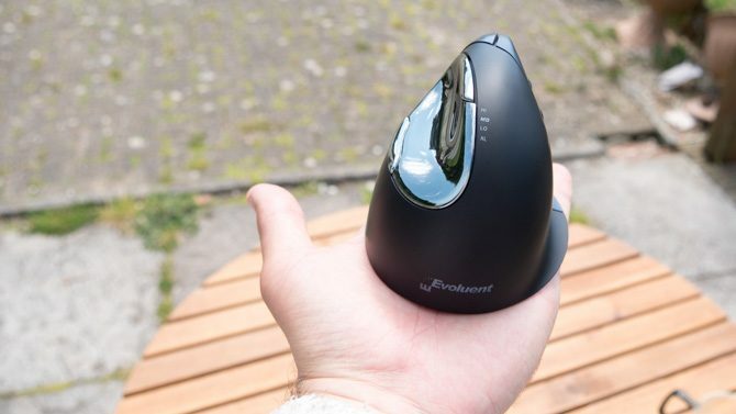 Mouse Vertical Evoluente: Faça um favor ao seu pulso e compre este mouse Tamanho de design do mouse vertical evolutivo na mão 670x377