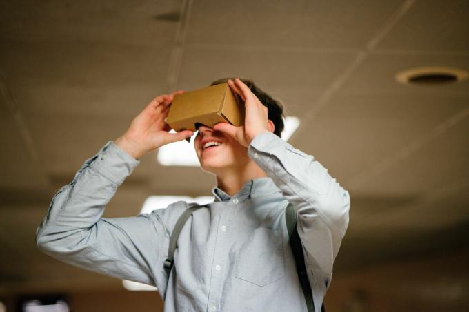 Homem usando Google Cardboard