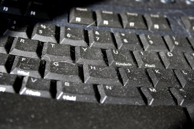 Teclado de laptop sujo