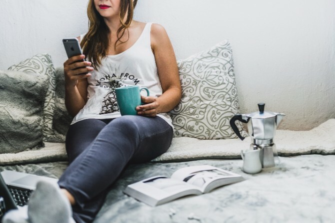 no telefone e laptop com cafeteira moka