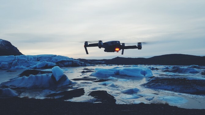 Drone voando em um ambiente ártico 