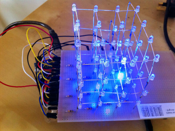 Como fazer um cubo LED pulsante do Arduino que parece que veio do futuro Cubo de led 4x4x4 terminado