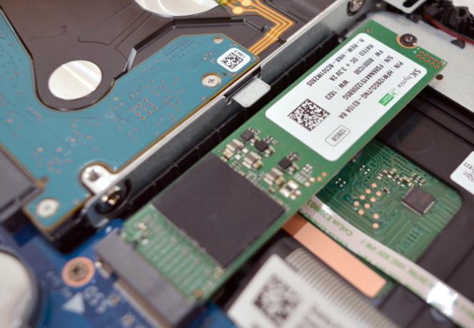 Uma unidade SSD M.2 instalada em um laptop