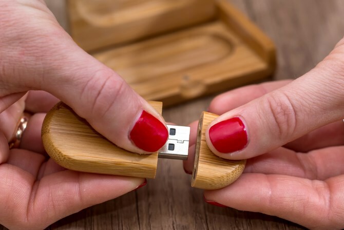 USB de madeira aberto com as mãos