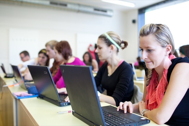 faculdade-mulheres-computadores