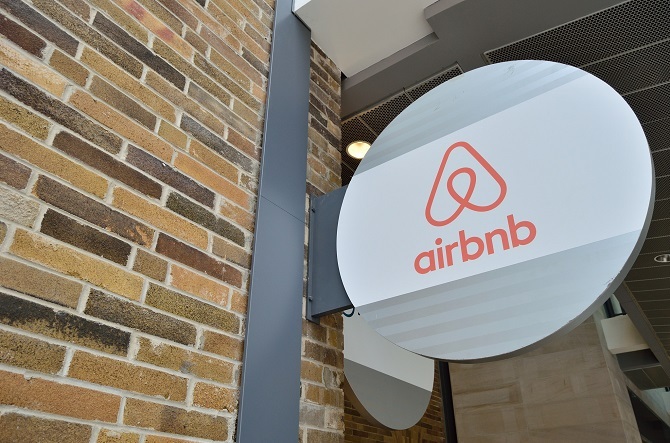 Sinal do escritório do Airbnb