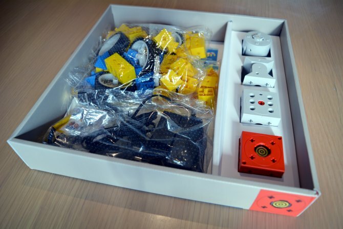 Caixa de Tinkerbots dentro