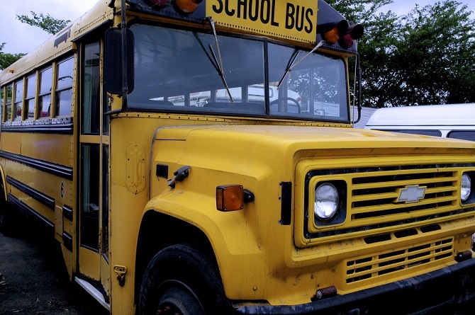 ônibus escolar amarelo