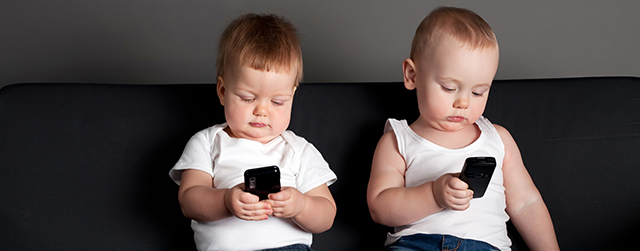 menino e uma menina brincando com telefones móveis