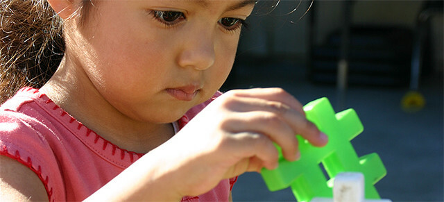 Menina DIY com blocos de construção