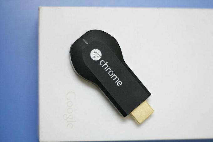 Google Chromecast Dongle na mesa