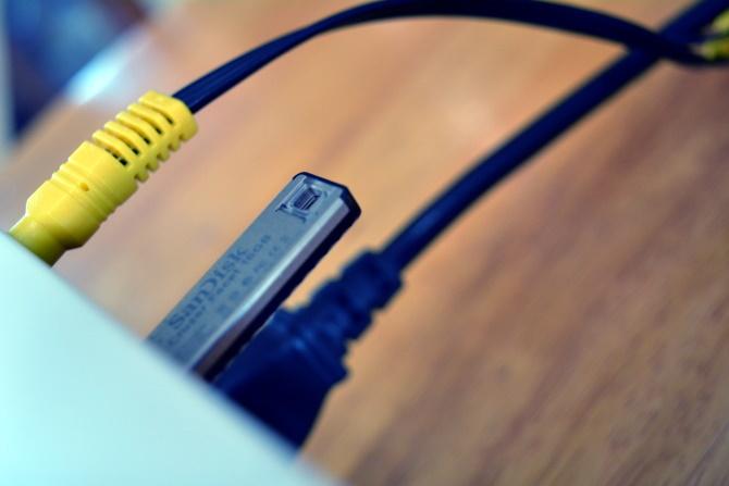 Conecte cabos AV, USB, HDMI e cartões SD